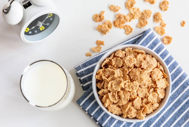 Здоровая кукуруза хлопья с молоком на завтрак на столе, еда и напитки
 - Фото, изображение