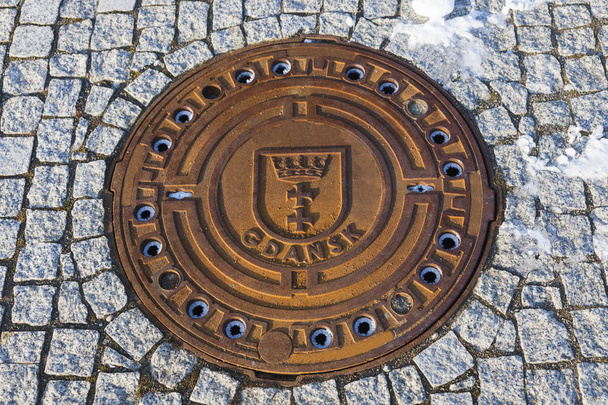 Couvercle de trou d'homme avec emblème Gdansk
 - Photo, image