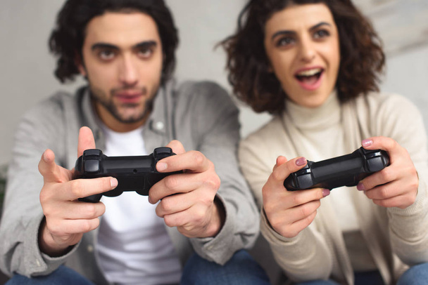 Пара, играющая в видеоигры - Фото, изображение