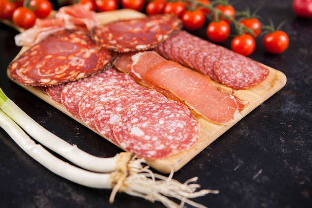 Przekąski pyszne zdrowe mięso na desce - Zdjęcie, obraz