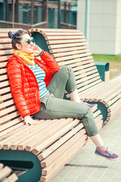 Muoti hipster nainen värikkäitä hiuksia istuu penkillä
 - Valokuva, kuva