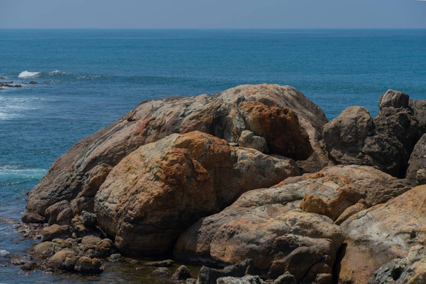 Великі скелі в океані біля берега
. - Фото, зображення