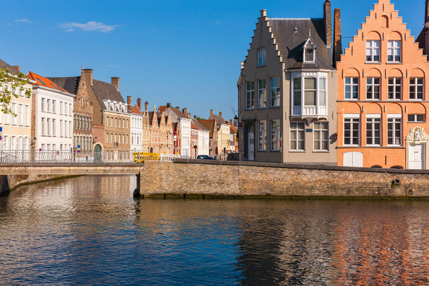 Kanał skrzyżowania i okolicznych budynków w Brugia, Brugge, Belgia - Zdjęcie, obraz
