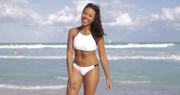 schöne fit schwarze Mädchen am Strand - Filmmaterial, Video