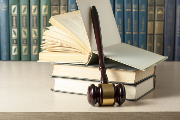 Pojęcie prawa. Dokonać rezerwacji z Młotek drewniany sędziów na stole w sali sądowej lub wykonanie pakietu office. - Zdjęcie, obraz