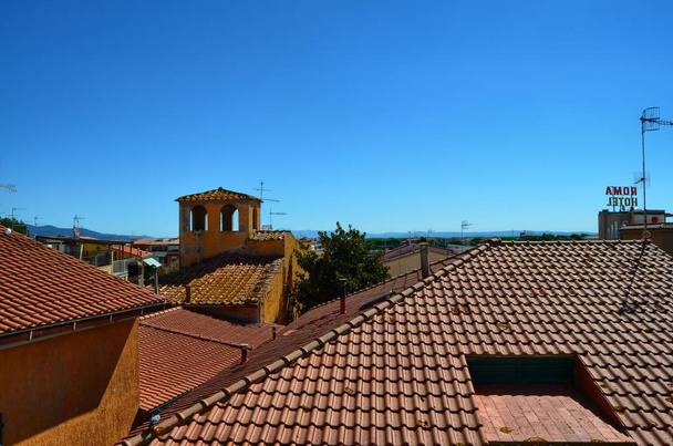 Castiglione della Pescaia, Toscane, Italië 18 augustus 2014, 5: 00 pm. bekijken van onderen naar boven waar de heuvel van het dorp en het kasteel opvalt. - Foto, afbeelding