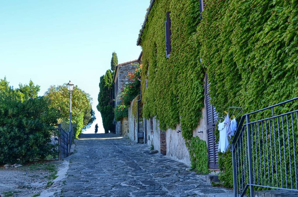 castiglione della pescaia, Toskana, Italien 18. August 2014, 17: 30 Uhr. Straßen des historischen Zentrums in der Nähe der Festung auf dem Hügel. - Foto, Bild