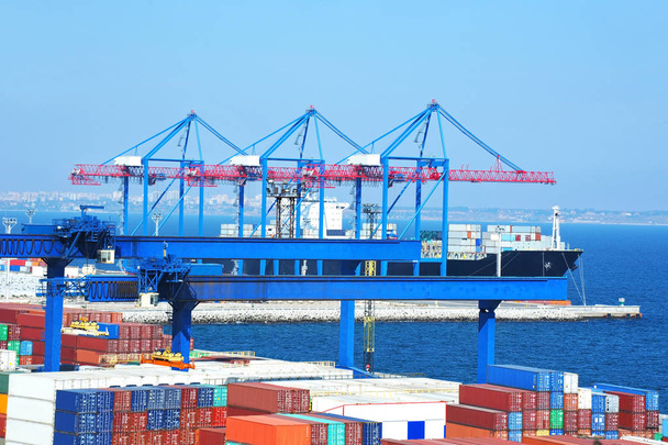 Grúa, buque y contenedor de carga portuaria
 - Foto, Imagen