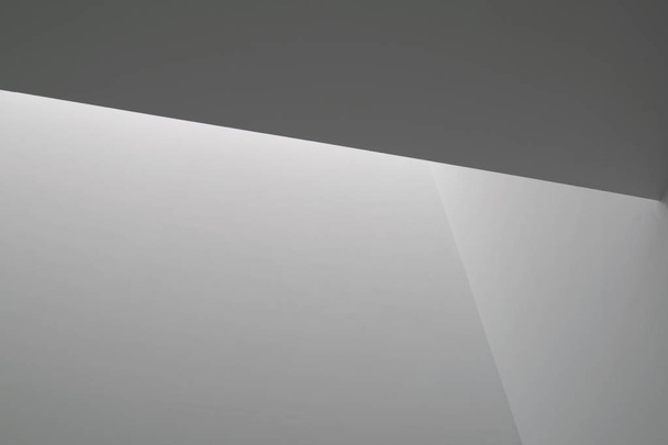 Reflexão de luz na parede branca através da janela
 - Foto, Imagem
