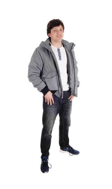 Joven hombre de pie en chaqueta y jeans
 - Foto, Imagen