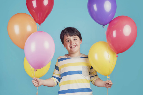 カラフルな風船で幸せと笑顔の少年 - 写真・画像