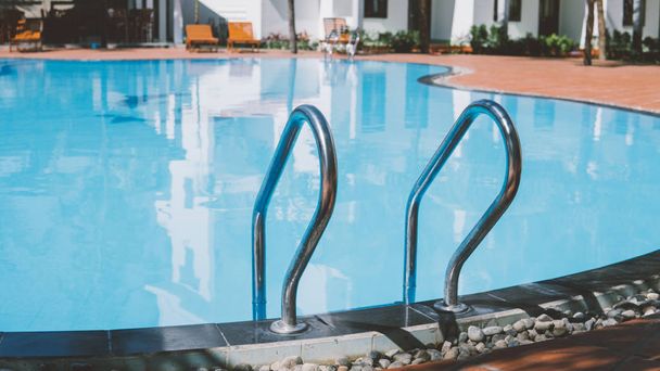  piscina in un hotel a cinque stelle in Asia. Concetto di viaggio
  - Foto, immagini