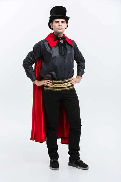 Βαμπίρ Απόκριες Concept - ολόσωμο πορτρέτο του όμορφος βαμπίρ Καυκάσιος σε μαύρο και κόκκινο κοστούμι αποκριών.  - Φωτογραφία, εικόνα