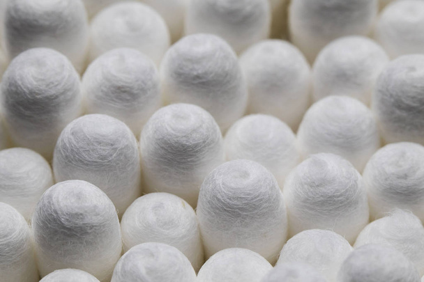 hisopos de algodón cerca blanco
 - Foto, imagen