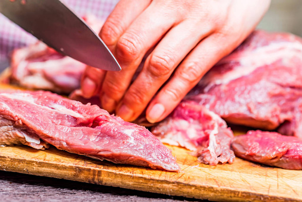 Zavřete ženské ruce syrové hovězí maso - Fotografie, Obrázek