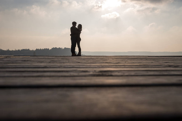 Silhouette eines verliebten Paares beim Umarmen - Foto, Bild