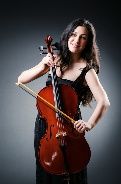 Mulher violoncelista executando com violoncelo - Foto, Imagem