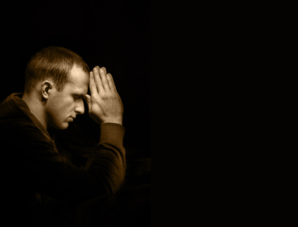 fiatal ember imádkozik - Fotó, kép