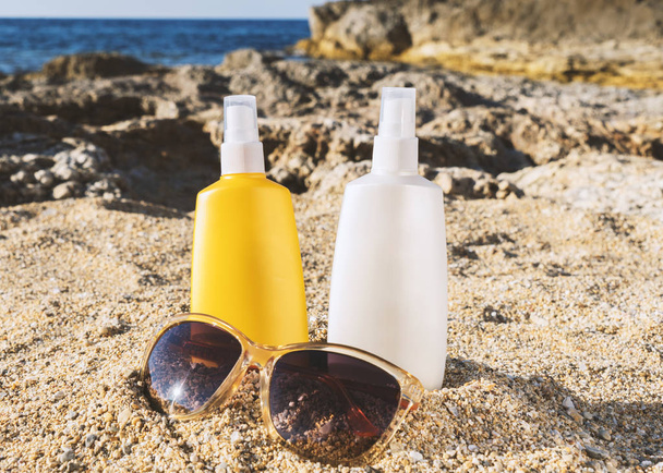 Attrappe von zwei Flaschen Produkt zum Sonnenbaden - Foto, Bild