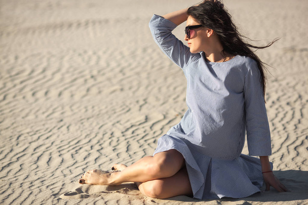 Mujer joven posando en el desierto sobre la arena
 - Foto, Imagen