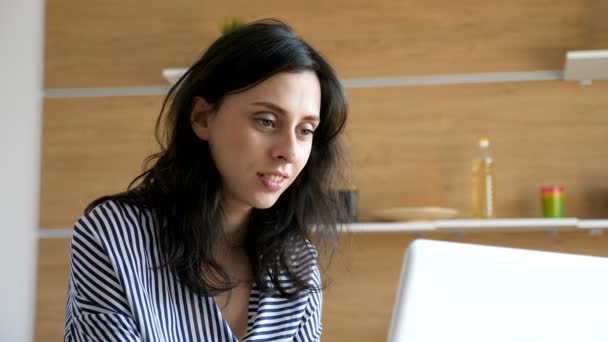 Ευτυχισμένη γυναίκα πληκτρολογώντας μια απάντηση στο e-mail του υπολογιστή - Πλάνα, βίντεο