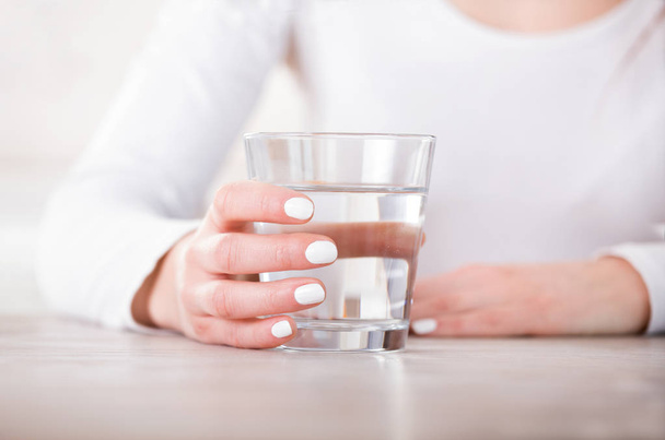 Vrouwelijke hand met glas water - Foto, afbeelding