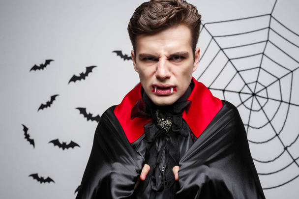 Conceito de Halloween de vampiro - Retrato de vampiro caucasiano irritado gritando
.  - Foto, Imagem