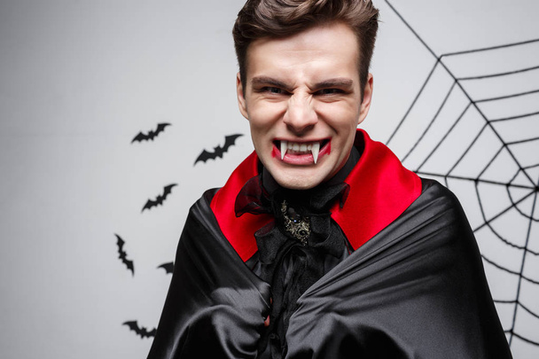 Koncepcja Halloween Wampir - portret zły Wampir kaukaski krzyczeć.  - Zdjęcie, obraz