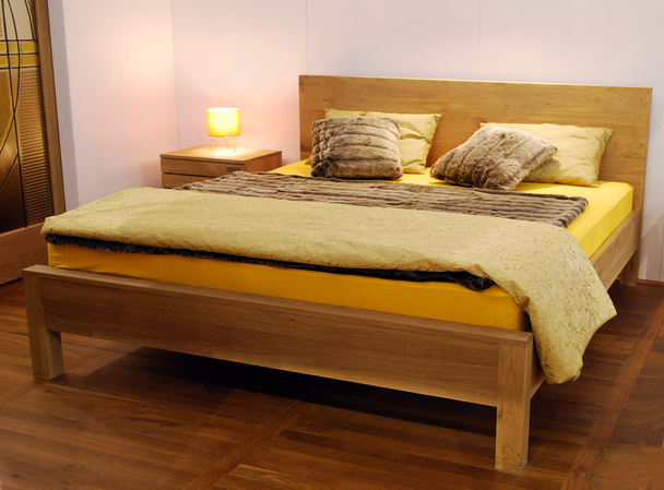 houten bed - Foto, afbeelding