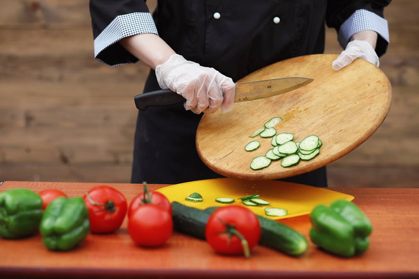 Повар режет свежие овощи
 - Фото, изображение