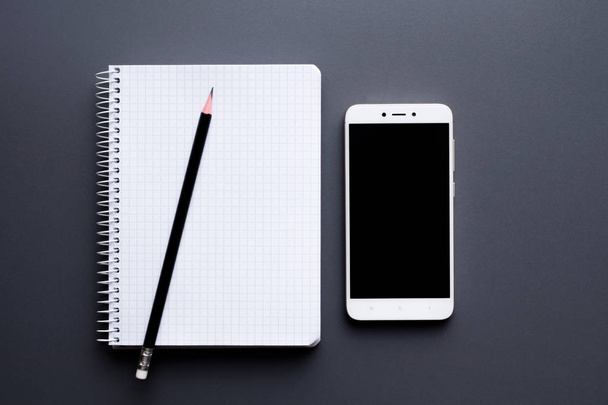 blank notepad with smartphone and pen - Foto, Imagem