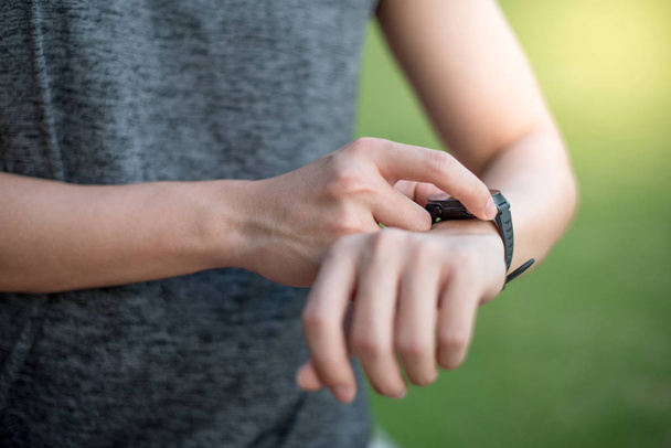 Férfi kezét, nyomja meg menü gombot intelligens watch futtatása után - Fotó, kép