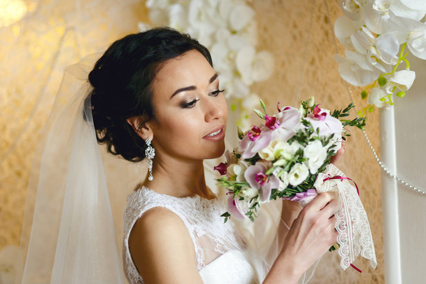 brunette bride with wedding bouquet - Foto, afbeelding