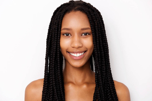 Крупный план портрета улыбающейся африканской молодой женщины с косичками на белом фоне
 - Фото, изображение