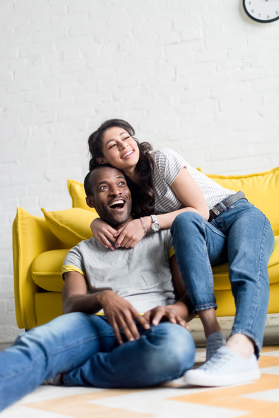 όμορφη αφρικανική αμερικανική ζευγάρι που αφιερώνουν χρόνο μαζί στο σαλόνι - Φωτογραφία, εικόνα