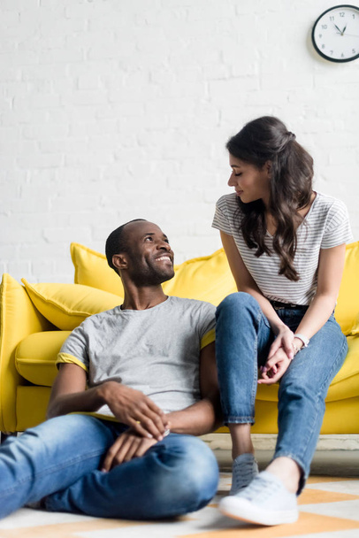 jeune couple afro-américain passer du temps ensemble au salon
 - Photo, image