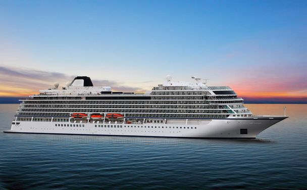 Luxe cruiseschip zeilen vanuit de haven bij zonsondergang  - Foto, afbeelding