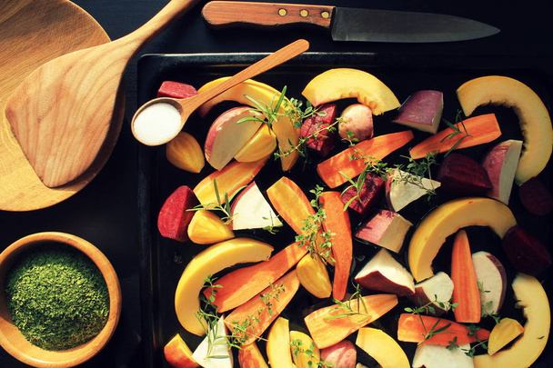 Az őszi szezonális zöldségek kész arra, hogy több, mint egy sötét háttér grillezett tele serpenyőben felülnézet - Fotó, kép