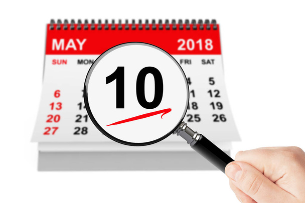 Концепция Дня Вознесения. 10 мая 2018 календарь с лупой
 - Фото, изображение