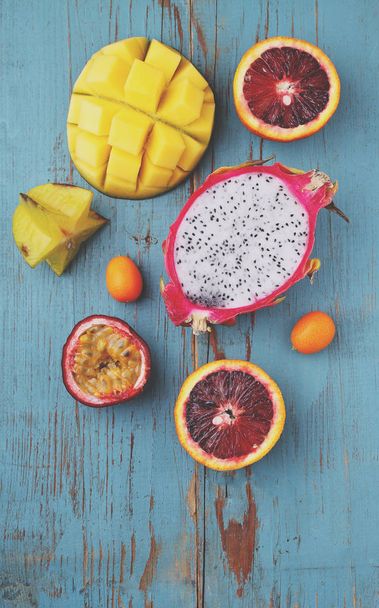наполовину манго, карамбола, апельсин, кумкват, дракон і фрукти пристрасті на дерев'яному фоні
 - Фото, зображення