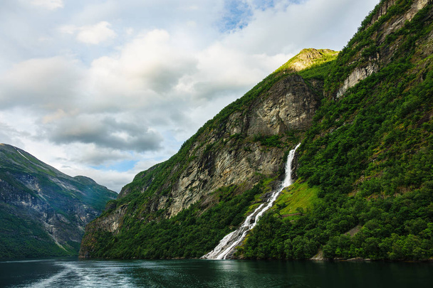 met het oog op de geirangerfjord in Noorwegen - Foto, afbeelding