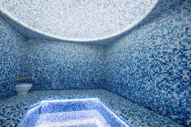 Modern hammam with a swimming pool tiled with a light - Foto, Bild
