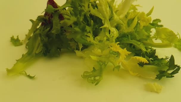 zelený salát na bílém pozadí zpomalené zastřelil kapky vody - Záběry, video
