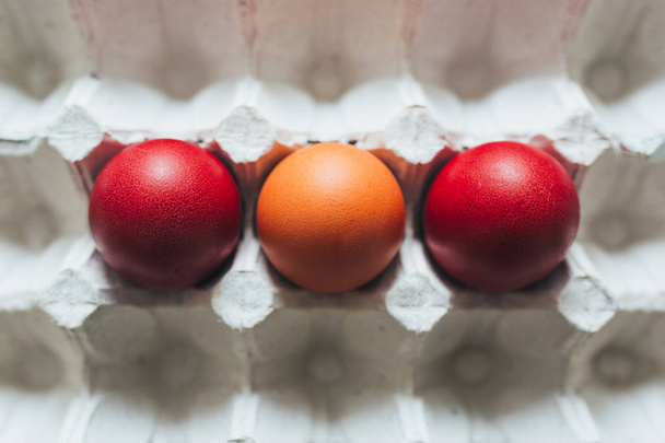 Пасхальные яйца разных цветов в лотке
 - Фото, изображение