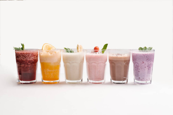 Διαφορετικά είδη από smoothies που υπηρετούν στη σειρά που απομονώνονται σε λευκό φόντο - Φωτογραφία, εικόνα