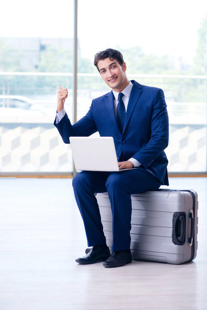 Бизнесмен ждет свой рейс в аэропорту - Фото, изображение
