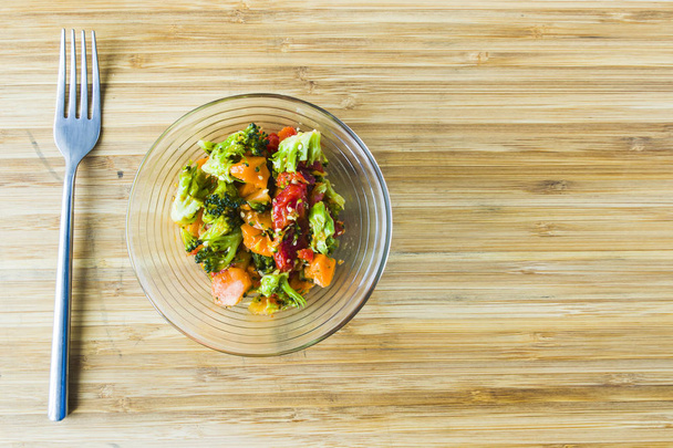 Brokkoli-Salat mit Karotten in Glasschüssel - Foto, Bild