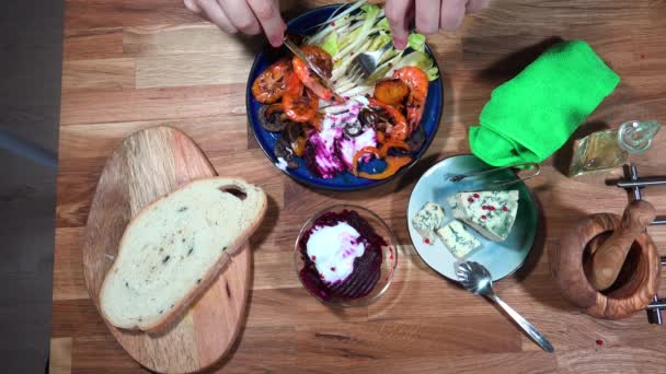 Vue du dessus préparation des aliments Crevettes et pommes de terre violettes
  - Séquence, vidéo