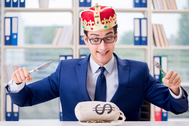 Βασιλιάς επιχειρηματίας με σάκο χρημάτων στο γραφείο - Φωτογραφία, εικόνα