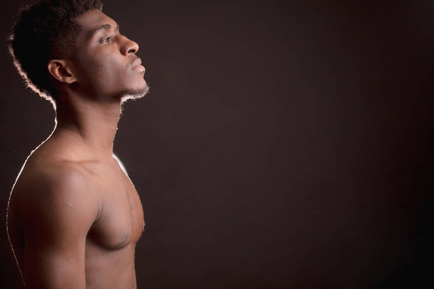 髭のバック背景に分離されたアフリカ系アメリカ人の上半身裸の男 - 写真・画像